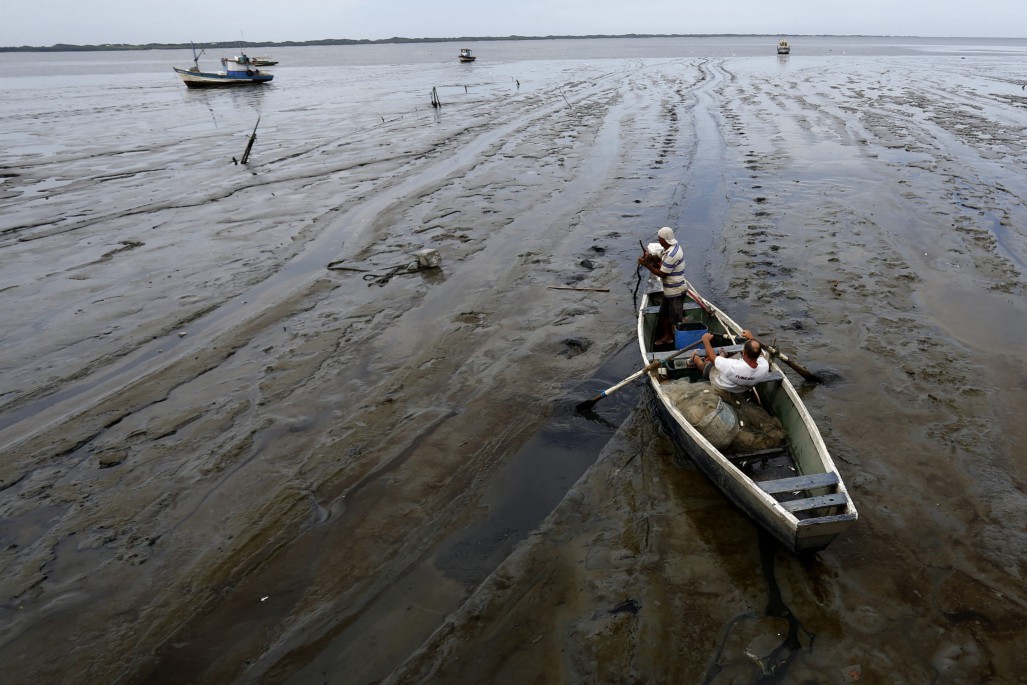 Baía de Sepetiba com embarcação em área assoreada