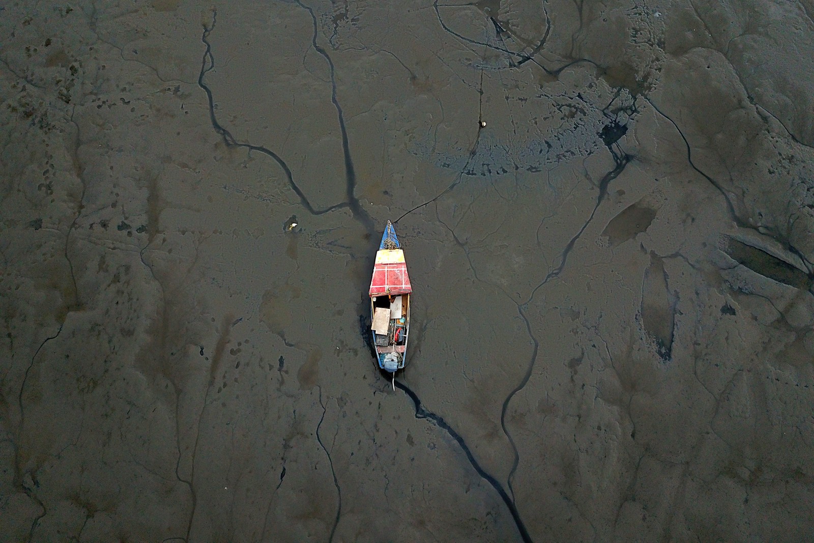 Barco visto de cima em área de lodo